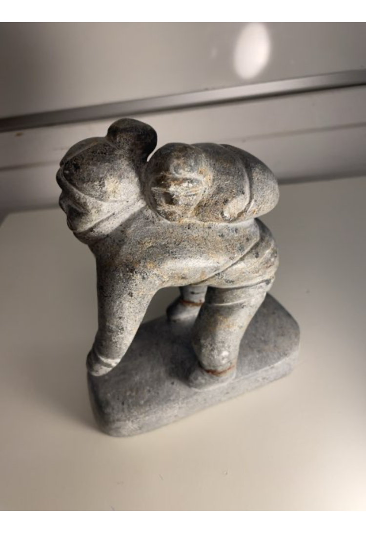 Fedtsten skulptur af kvinde med barn